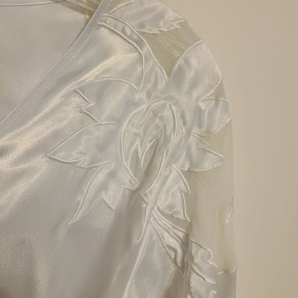 Josie by NatoriWomen's Vintage White Belted Long Sleeve Robe (Size Large)